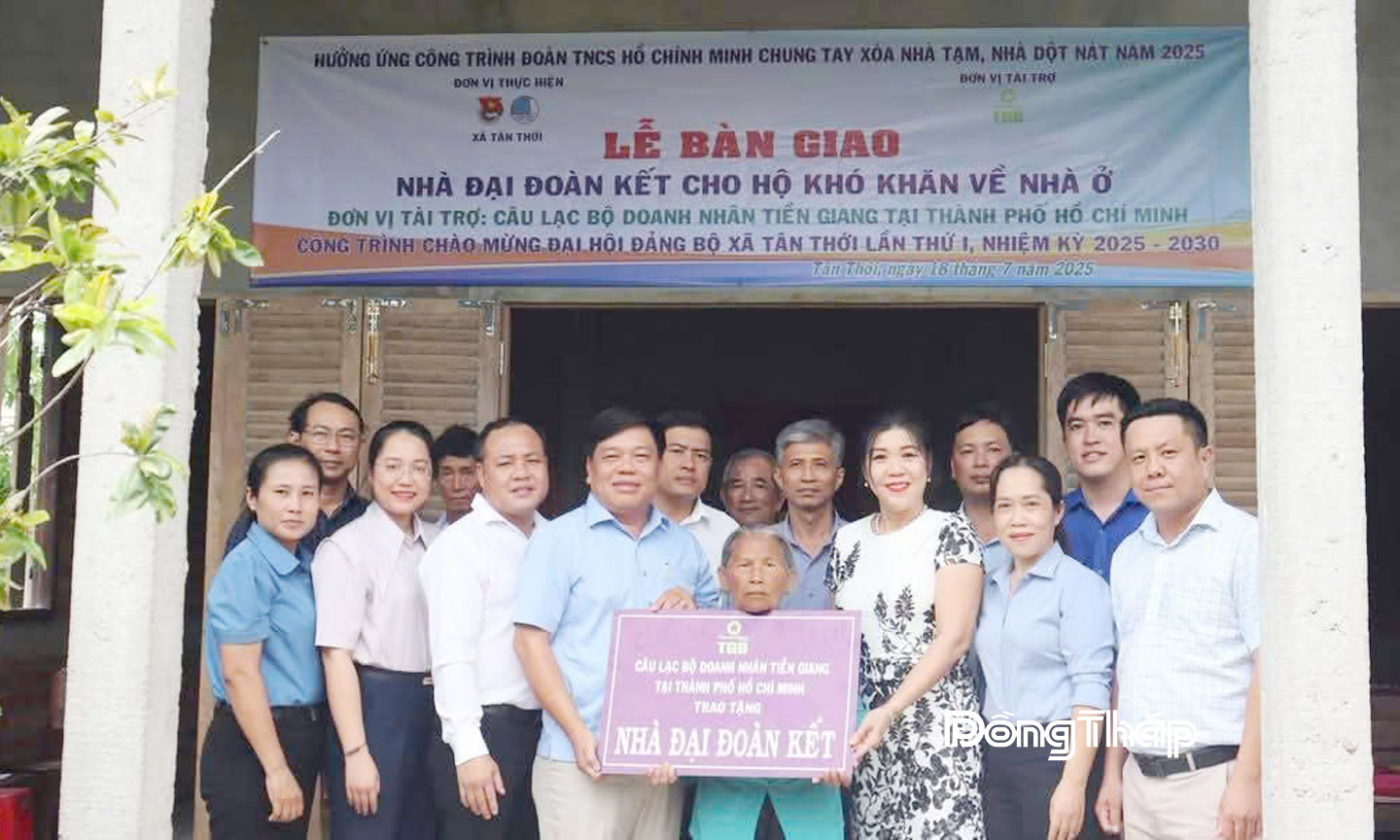 Ủy ban Mặt trận Tổ quốc Việt Nam xã Tân Thới phối hợp tổ chức bàn giao nhà Đại đoàn kết cho hộ khó khăn về nhà ở trên địa bàn ấp Tân Thạnh.