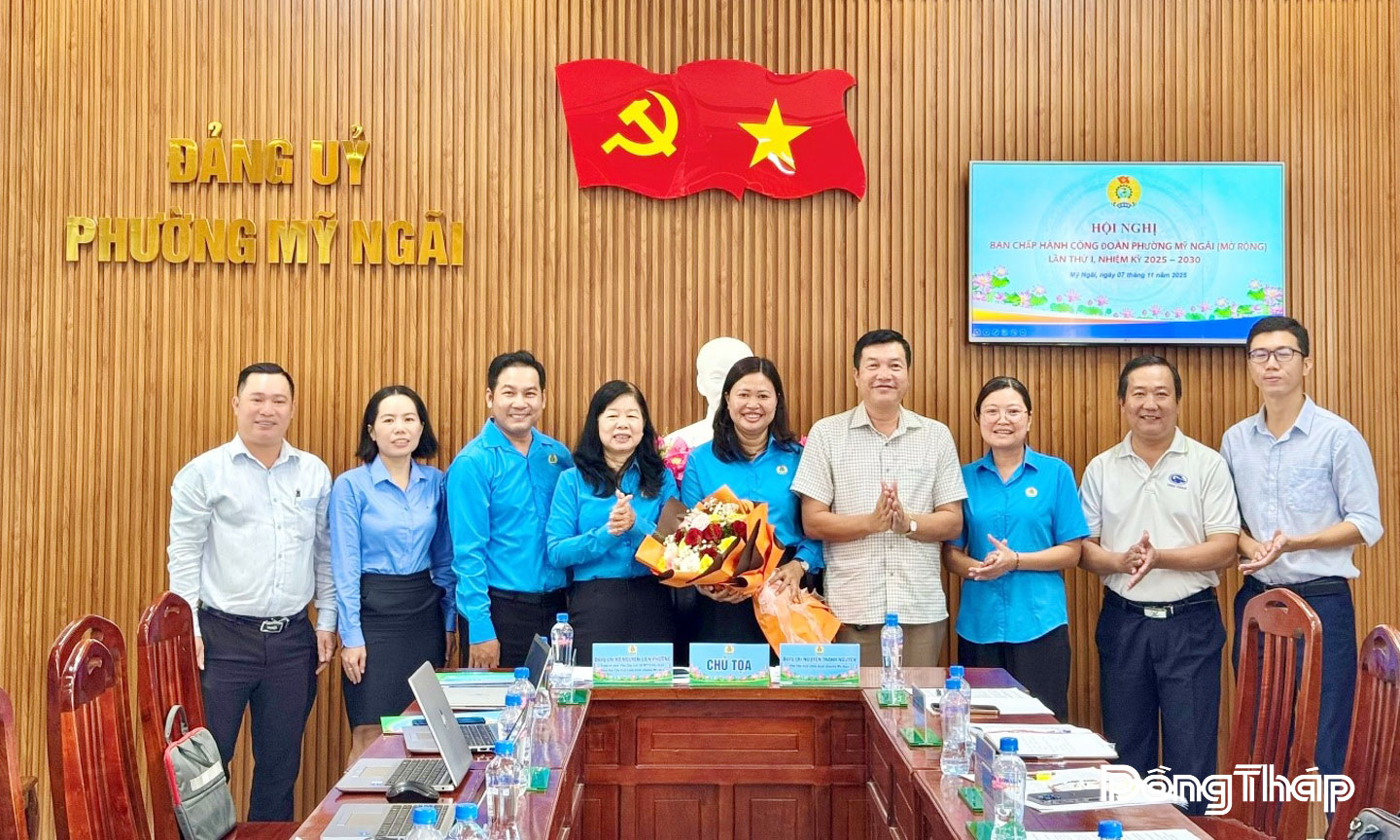 Đồng chí Huỳnh Thị Tuyết Vui, Tỉnh ủy viên, Chủ tịch Liên đoàn Lao động tỉnh tặng hoa chúc mừng Ban Chấp hành Công đoàn phường Mỹ Trà, nhiệm kỳ 2025 - 2030.