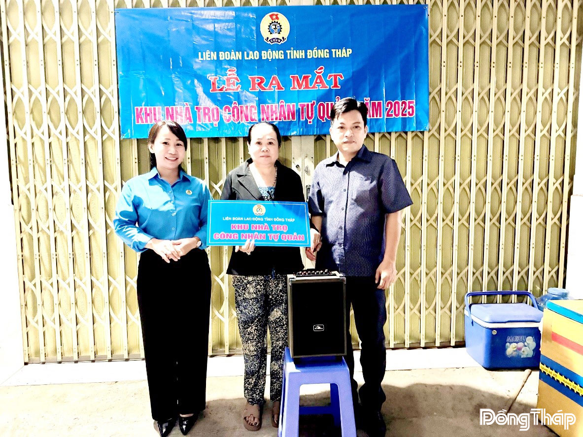 Lãnh đạo LĐLĐ tỉnh, Ủy ban nhân dân xã Tân Hương tặng quà.