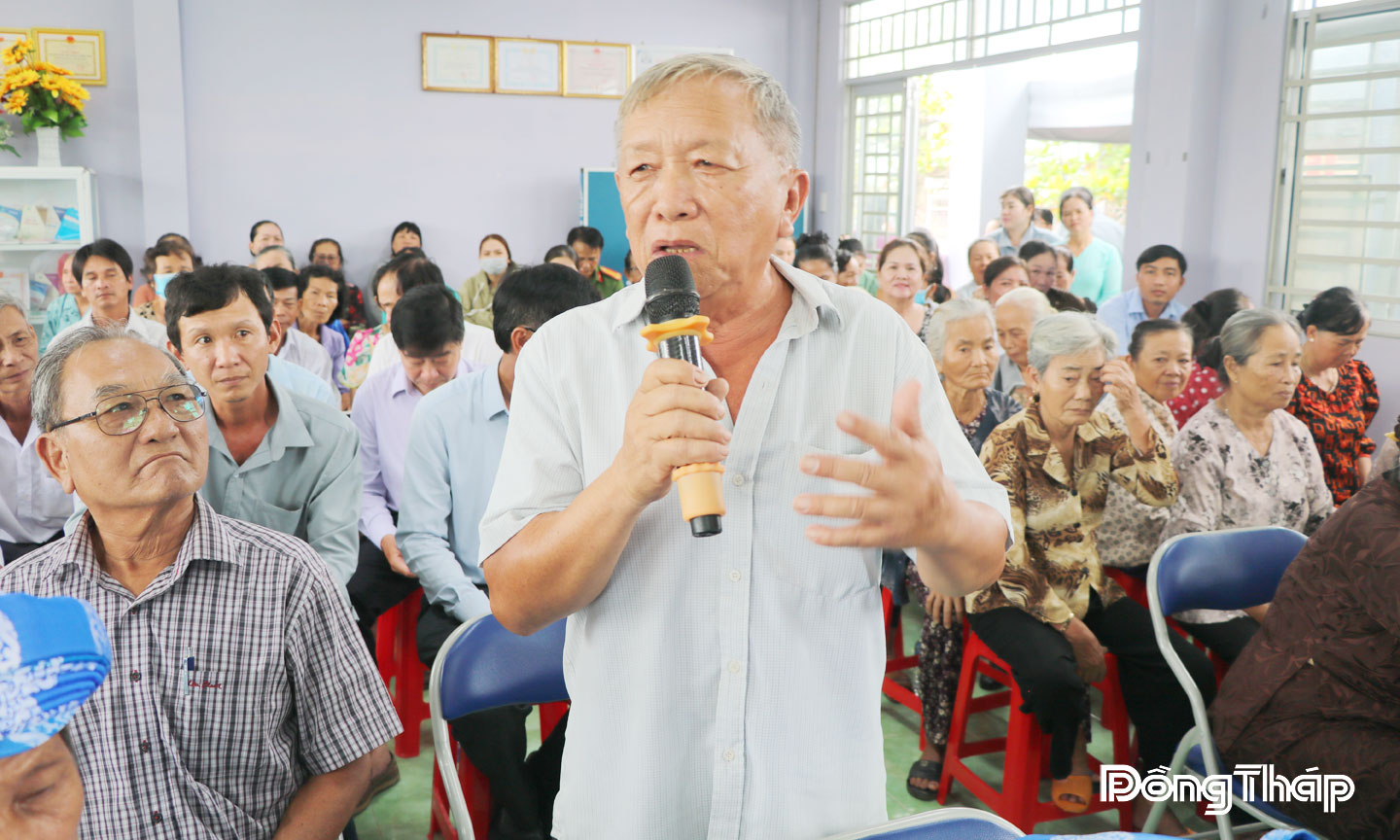 Người dân ấp Bồ Đề, xã Gia Thuận tham gia phát biểu ý kiến trong Ngày hội Đại đoàn kết toàn dân tộc ở ấp.