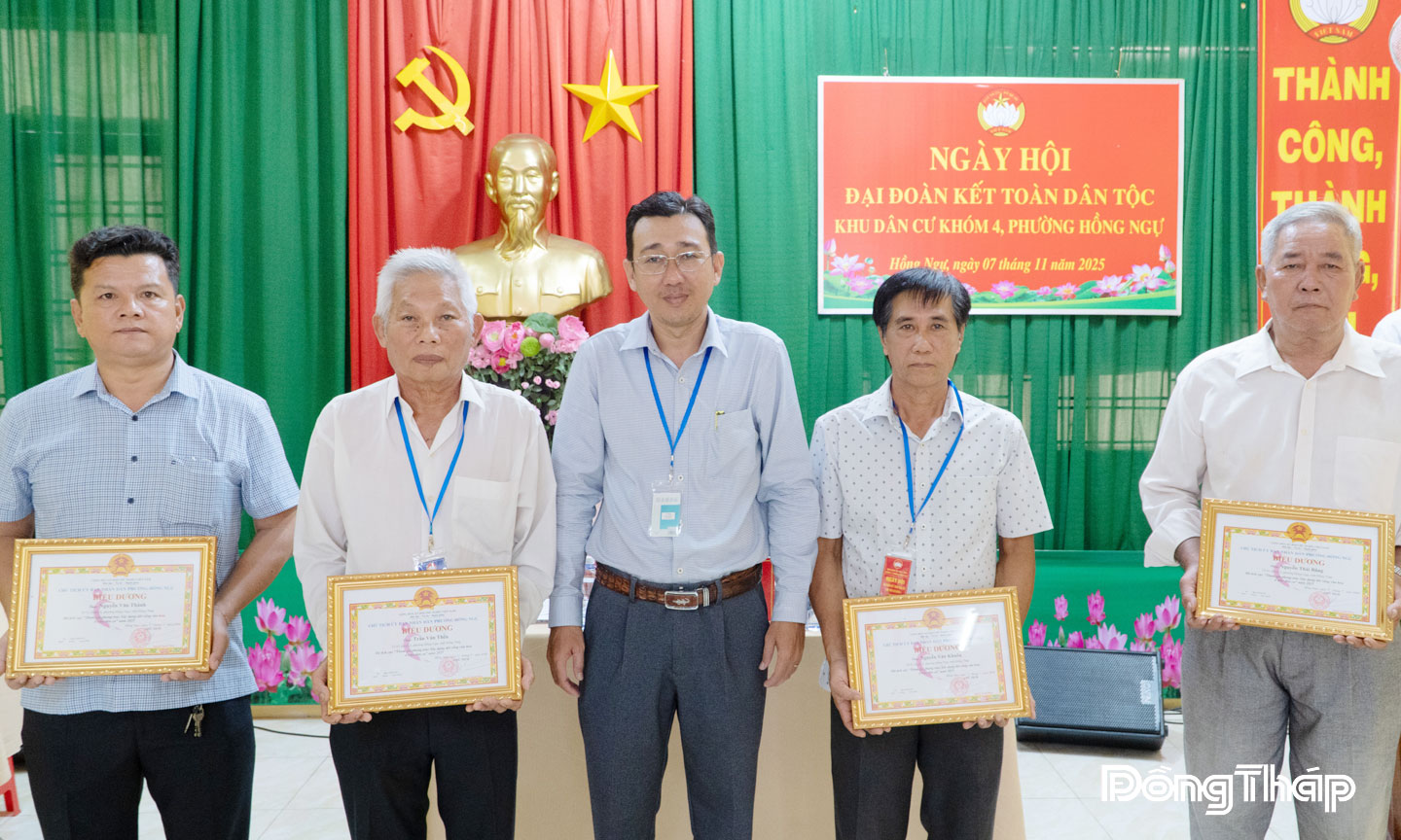 Các hộ gia đình và cá nhân tiêu biểu khóm 4, phường Hồng Ngự được Ủy ban nhân dân, Ủy ban Mặt trận Tổ quốc Việt Nam phường Hồng Ngự biểu dương, khen thưởng tại Ngày hội Đại đoàn kết toàn dân tộc ở khóm.