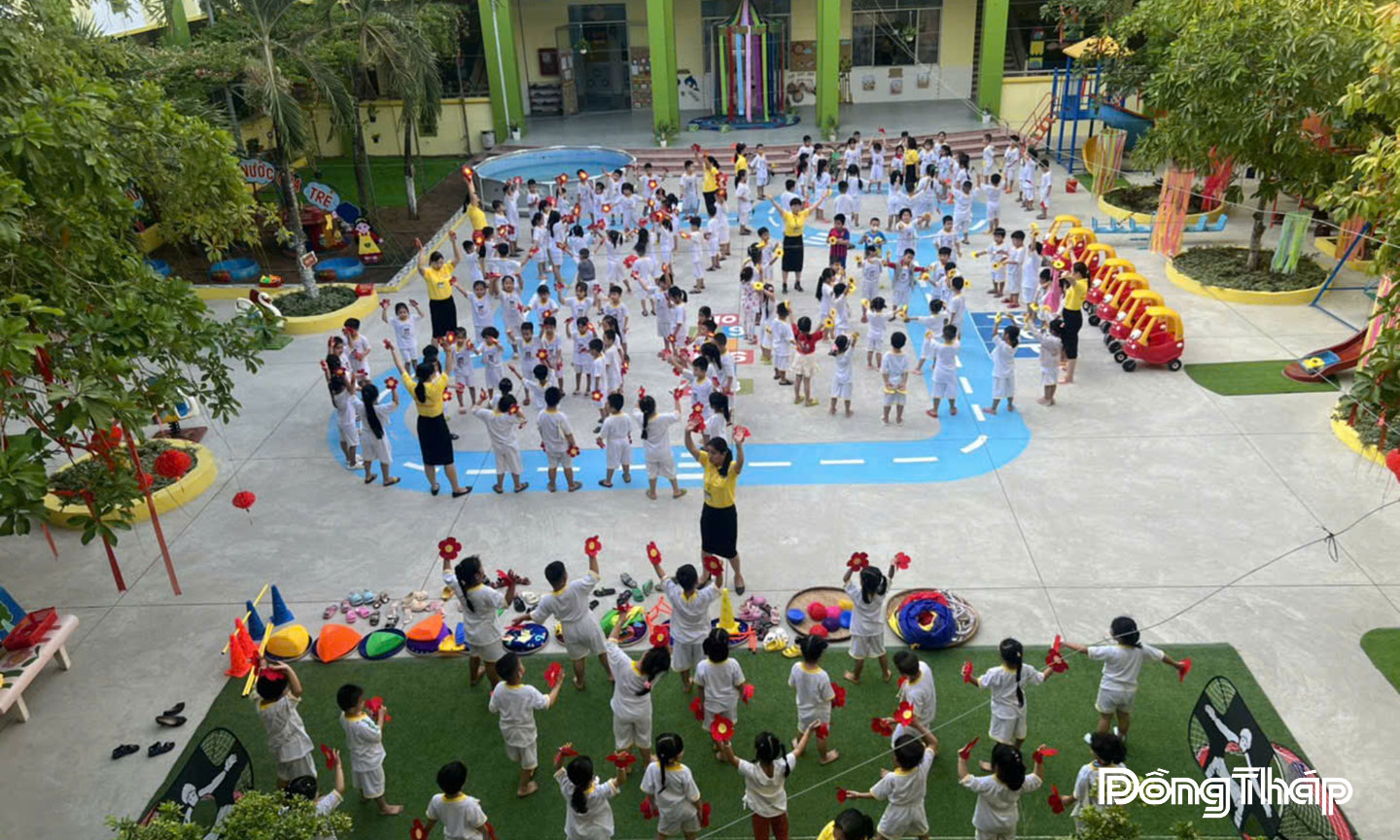 Các hoạt động giáo dục và vui chơi của trẻ tại Trường Mầm non 3-2, phường Cai Lậy.