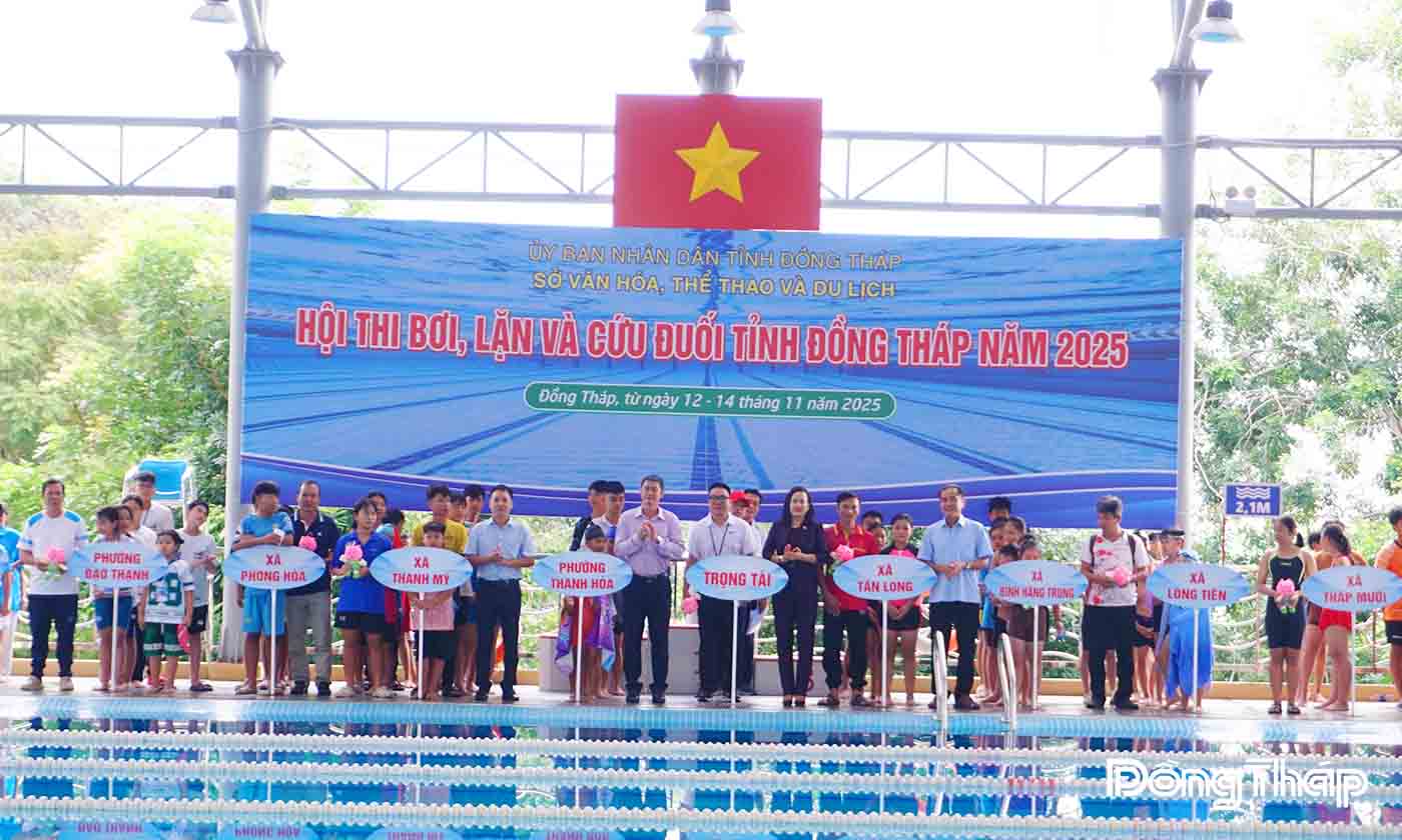 Ban Tổ chức trao quà lưu niệm cho các đơn vị tham gia. 