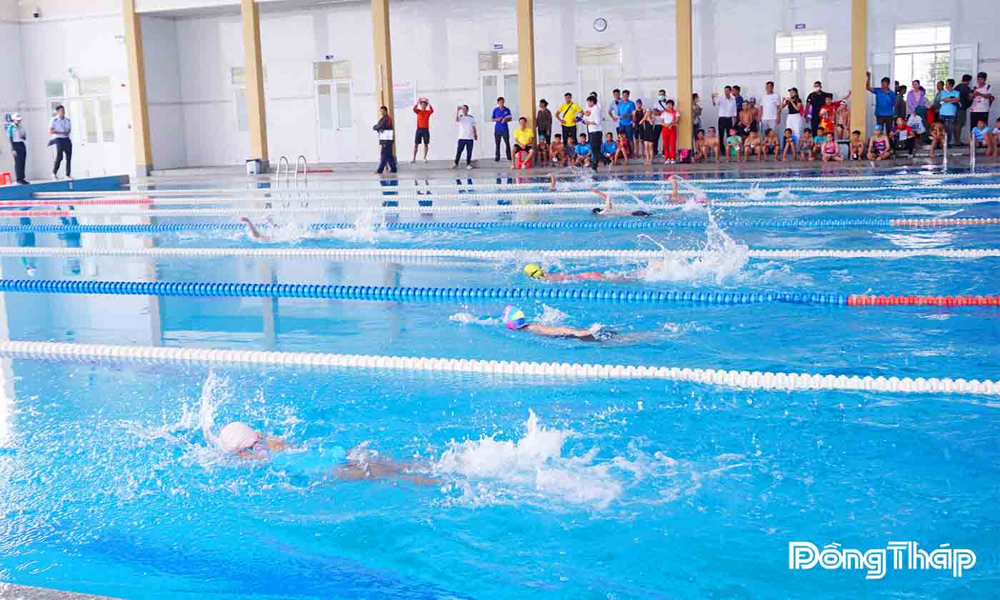 Các VĐV tham gia thi đấu ở nội dung bơi 25m tự do nam, nữ.