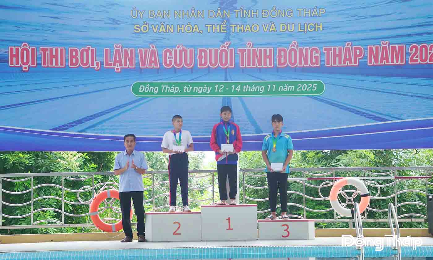 Ban Tổ chức trao giải Nhất, Nhì, Ba cho các VĐV thi đấu ở nội dung bơi 25m tự do nam, nữ. 