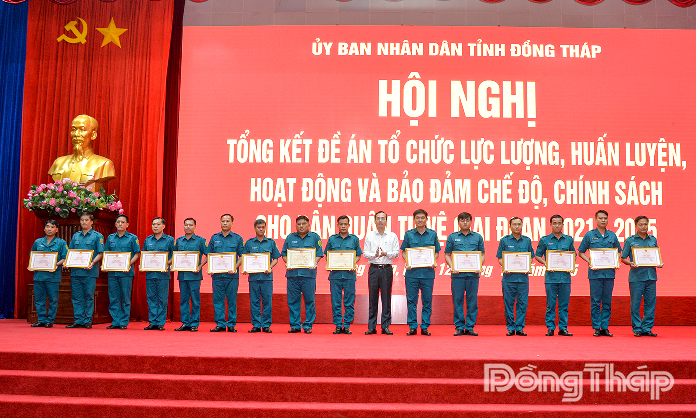 Đồng chí Trần Trí Quang trao Bằng khen UBND tỉnh cho các cá nhân có thành tích xuất sắc.