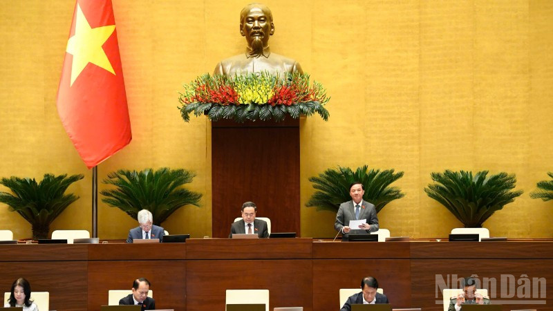 Phó Chủ tịch Quốc hội Nguyễn Khắc Định điều hành nội dung phiên thảo luận của Quốc hội, sáng 12/11/2025. (Ảnh: DUY LINH)