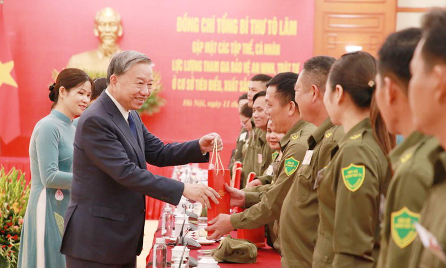 Tổng Bí thư Tô Lâm tặng quà cho các đại biểu dự buổi gặp mặt - Ảnh: dangcongsan.vn