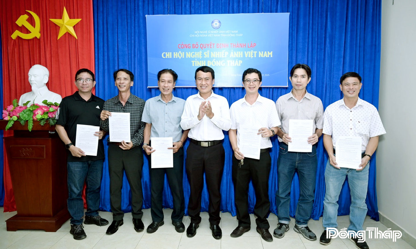 Chủ tịch Liên hiệp các Hội VH- NT tỉnh Đồng Tháp trao quyết định thành lập và chỉ định chức danh cho Chi hội trưởng và các Chi hội phó.