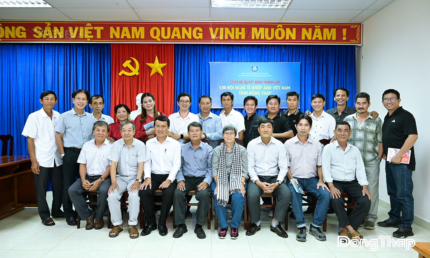 -    Các hội viên Chi hội NSNA Việt Nam tỉnh Đồng Tháp tại buổi lễ