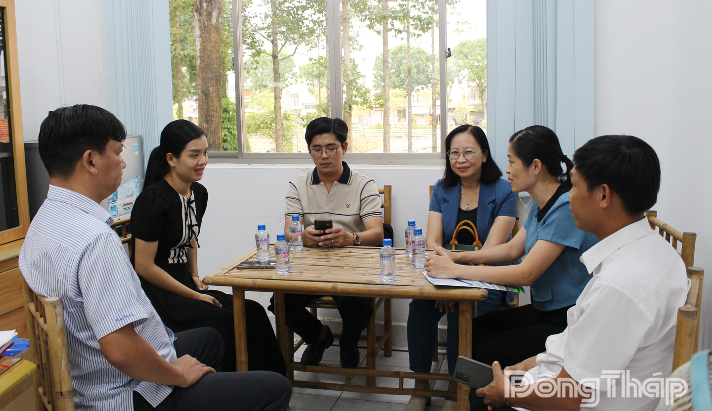 Đại diện Ủy ban nhân dân phường Cao Lãnh thống nhất phối hợp tuyên truyền trên sống truyền hình Đồng Tháp và Báo Đồng Tháp.