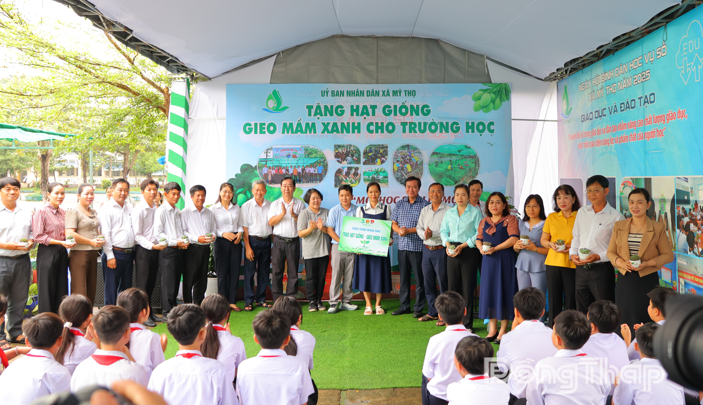 Ban Tổ chức trao tặng tượng trưng bộ hạt giống đến đại diện 13 trường học trên địa bàn xã Mỹ Thọ.