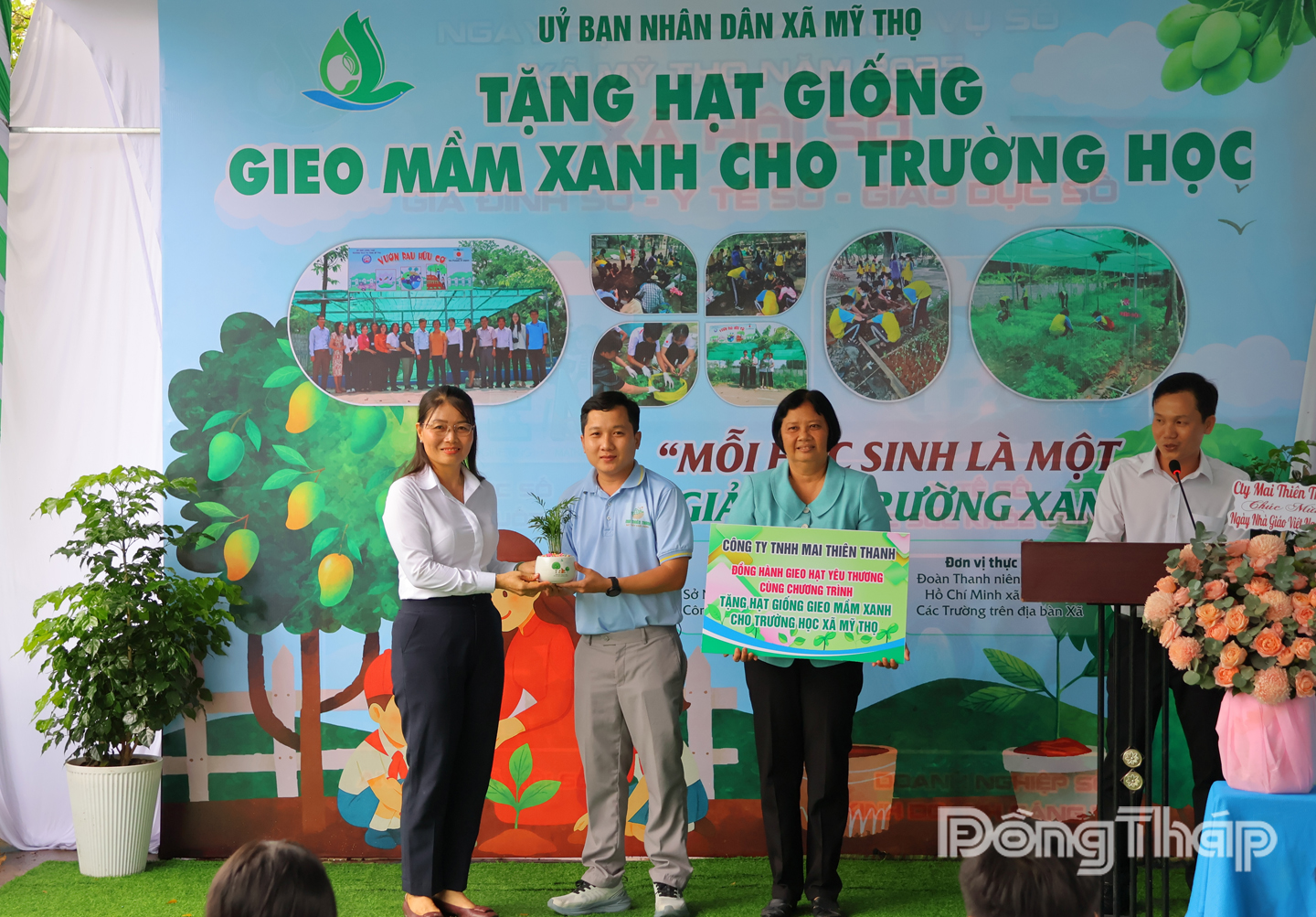 Đồng chí Phạm Thị Ngọc Đào, Bí thư Đảng ủy xã Mỹ Thọ tặng quà lưu niệm cho Công ty TNHH Mai Thiên Thanh, đơn vị đồng hành cùng chương trình “Tặng hạt giống – Gieo mầm xanh cho trường học”.