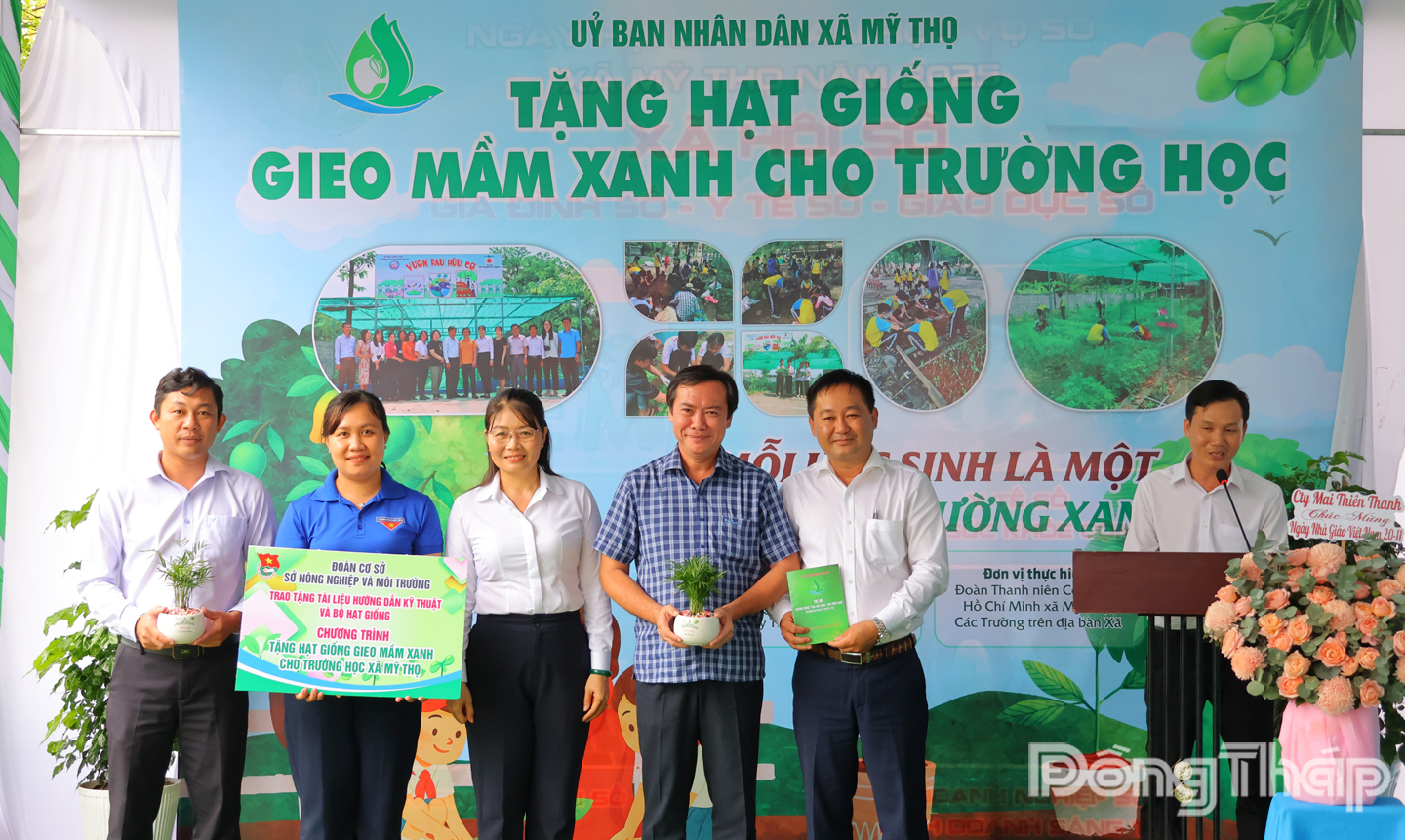 Lãnh đạo Sở Nông nghiệp và Môi trường tỉnh Đồng Tháp trao tặng quà hỗ trợ và bộ tài liệu hướng dẫn kỹ thuật gieo trồng và hạt giống xanh cho Đoàn Thanh niên xã Mỹ Thọ.