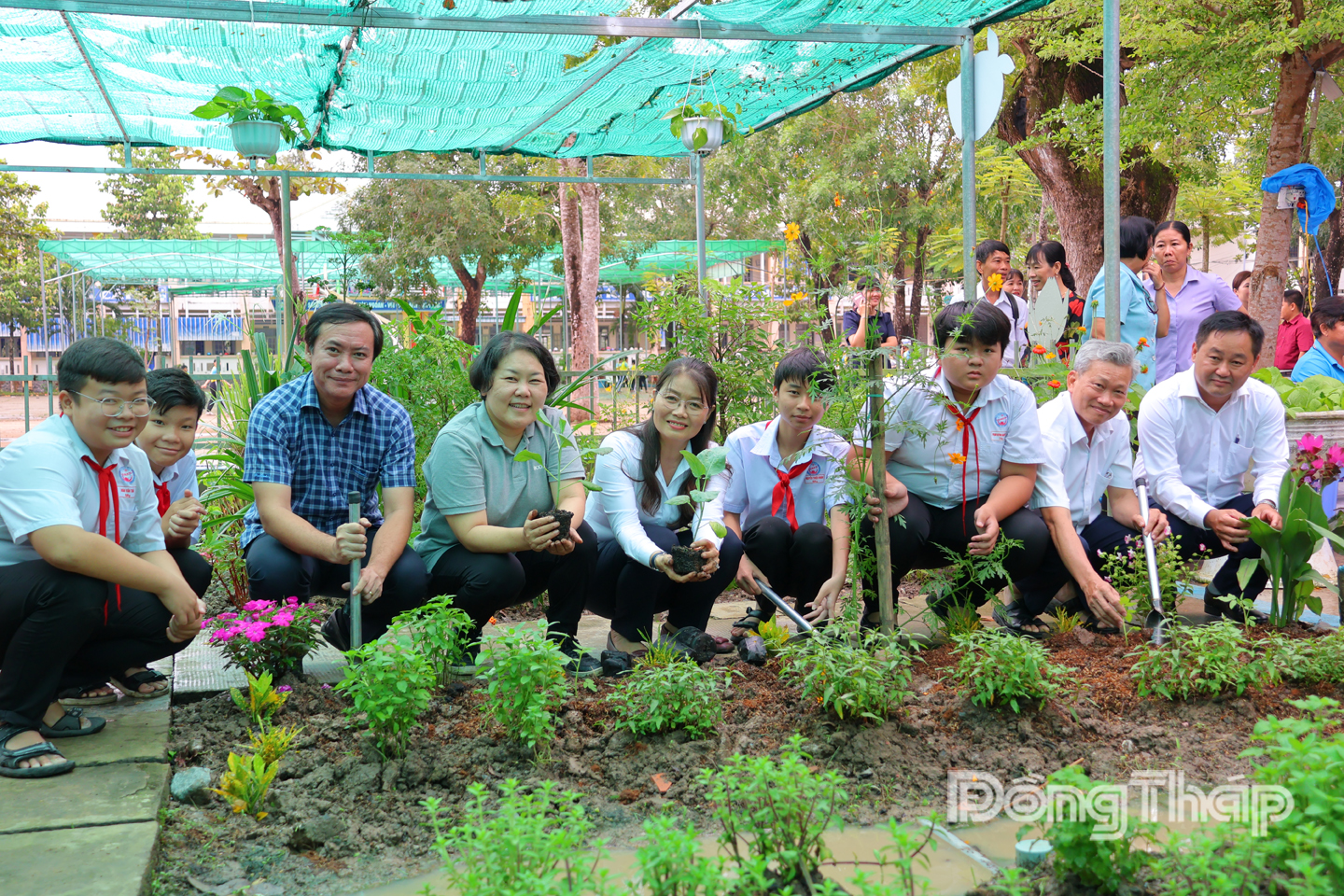 Các đại biểu trồng cây tượng trưng tại khu vực vườn rau hữu cơ của Trường THCS thị trấn Mỹ Thọ.