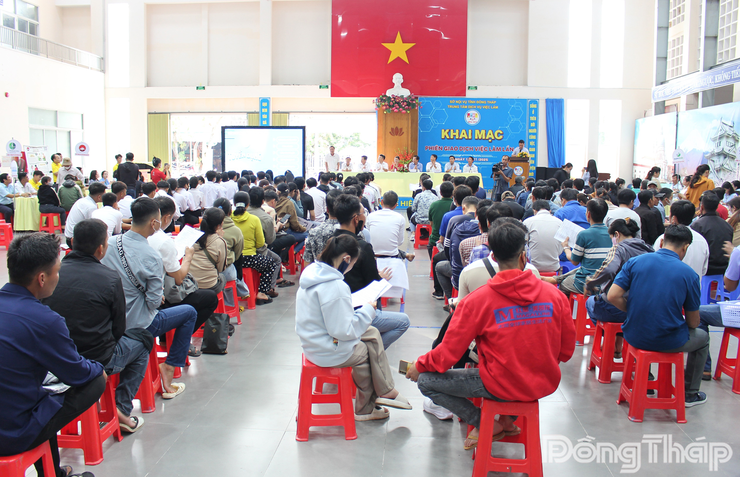 Phiên giao dịch việc làm thu hút gần 380 người lao động tham gia.