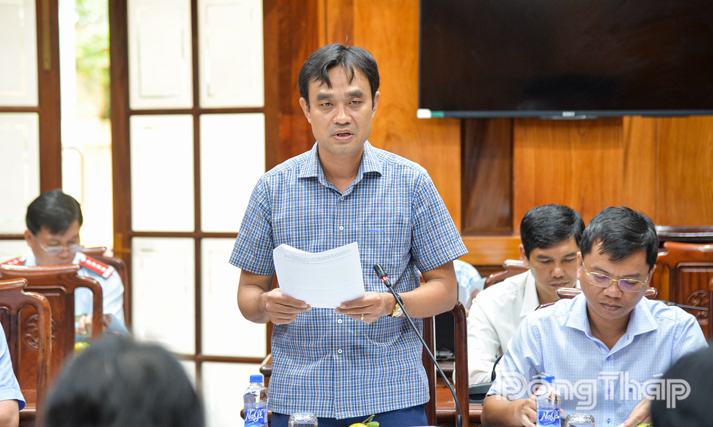 Đồng chí Nguyễn Văn Vũ Minh, Giám đốc Sở Nội vụ báo cáo công tác chuẩn bị và đã thực hiện về công tác bầu cử.