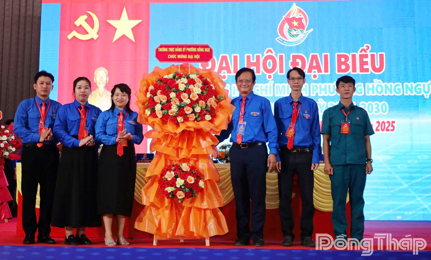 Bí thư Đảng ủy, Chủ tịch Hội đồng nhân dân phường Hồng Ngự (thứ 3 từ phải sang) tặng hoa chúc mừng Đại hội đại biểu Đoàn Thanh niên Cộng sản Hồ Chí Minh phường Hồng Ngự lần thứ I, nhiệm kỳ 2025 - 2030.