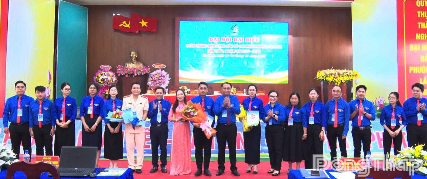 Ban Chấp hành Đoàn Thanh niên Cộng sản Hồ Chí Minh phường An Bình nhiệm kỳ 2025 - 2030 ra mắt Đại hội và chụp ảnh lưu niệm.