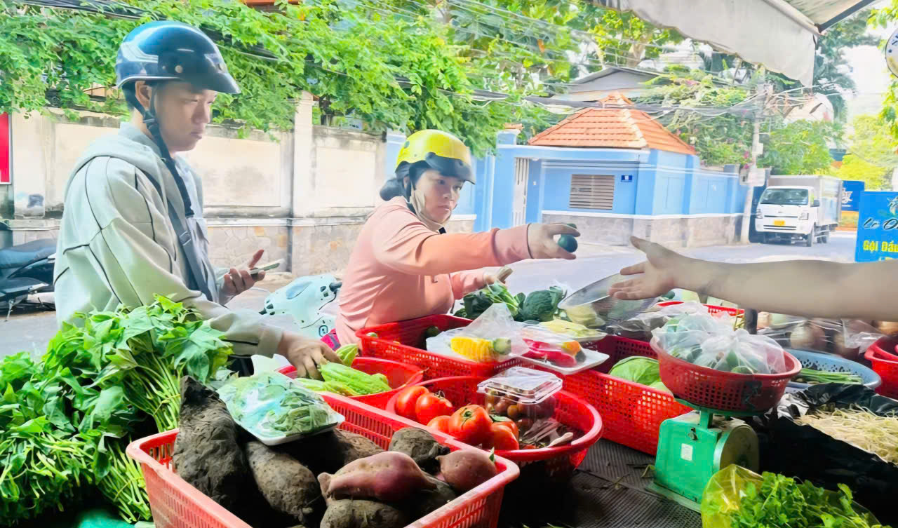 Người tiêu dùng mua rau quả các loại tại một điểm bán thuộc phường Vũng Tàu (TPHCM). Ảnh: QUANG VŨ