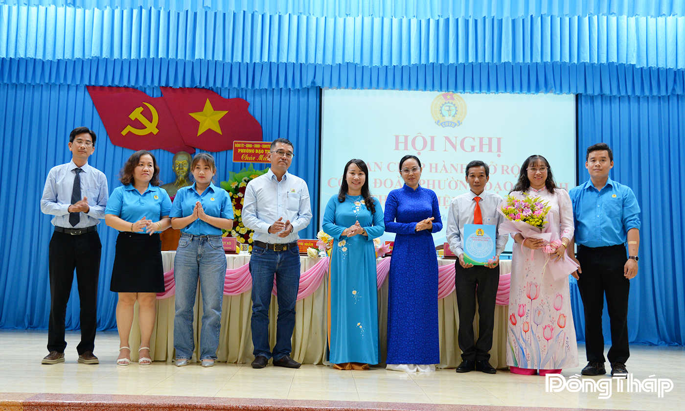 Đồng chí Ngô Thị Thùy Trang, Phó Chủ tịch Liên đoàn Lao động tỉnh và đồng chí Trần Thùy Trang, Phó Bí thư Thường trực Đảng ủy phường tặng hoa chúc mừng Ban Chấp hành khóa mới.