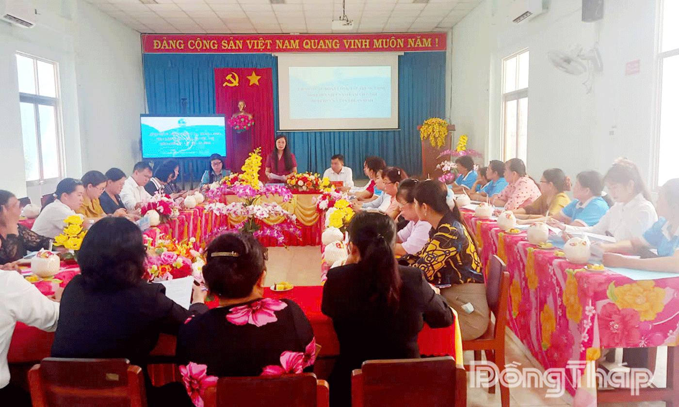 Đoàn kiểm tra làm việc tại xã Tân Thuận Bình.