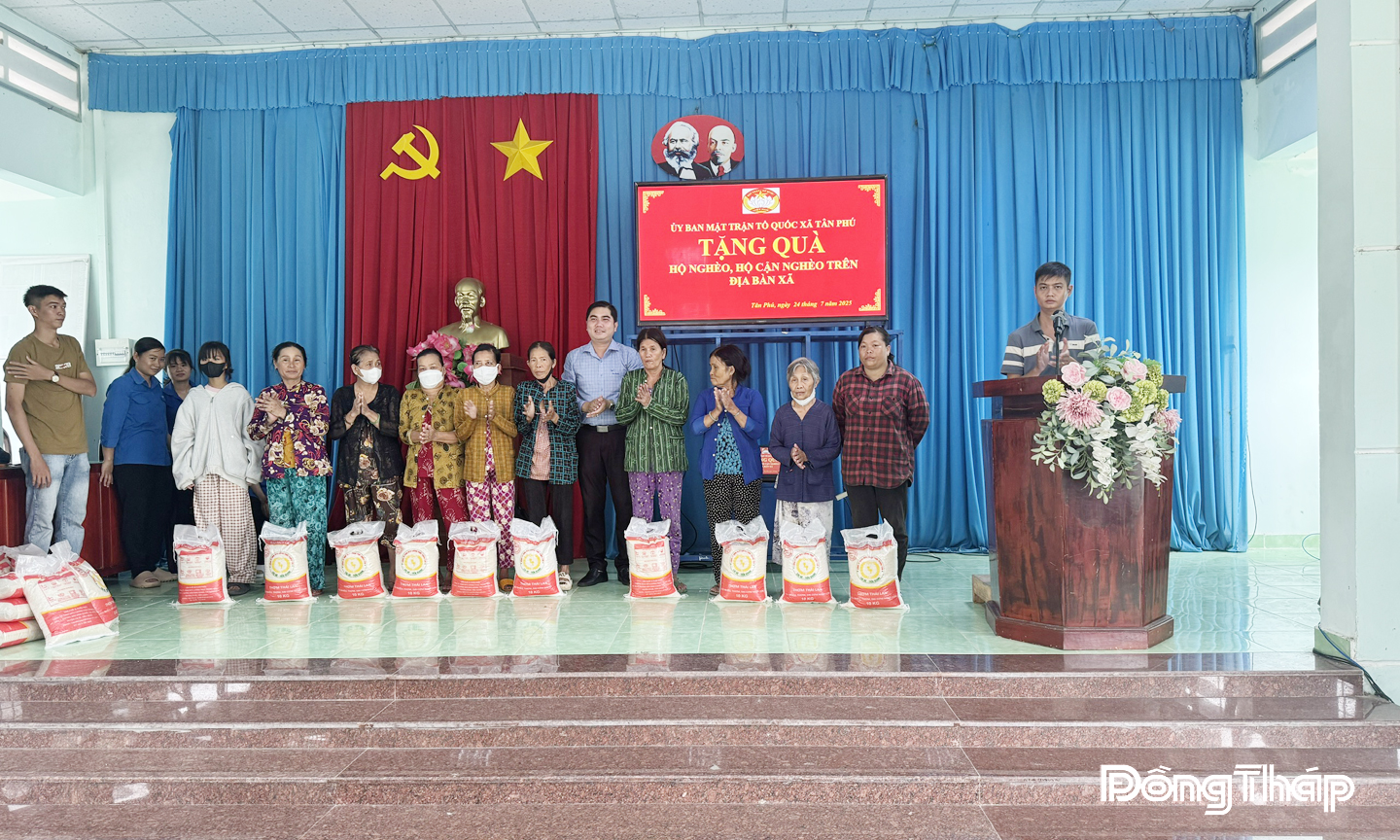 Ủy ban Mặt trận Tổ quốc Việt Nam xã Tân Phú tổ chức tặng quà cho hộ nghèo, cận nghèo, hộ có hoàn cảnh khó khăn trên địa bàn xã.