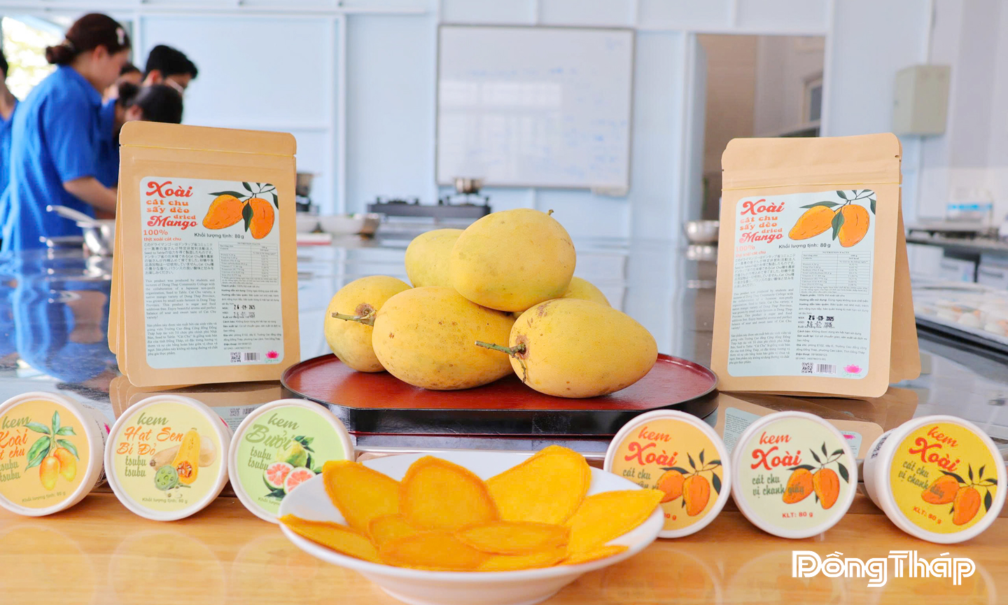 Trường Cao đẳng Cộng đồng Đồng Tháp ứng dụng công nghệ trong sản xuất sản phẩm kem xoài và xoài sấy dẻo tại đơn vị.