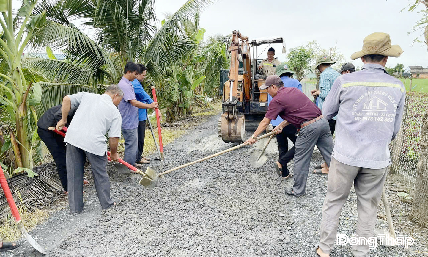 Xây dựng đường giao thông nông thôn ở xã Long Bình.