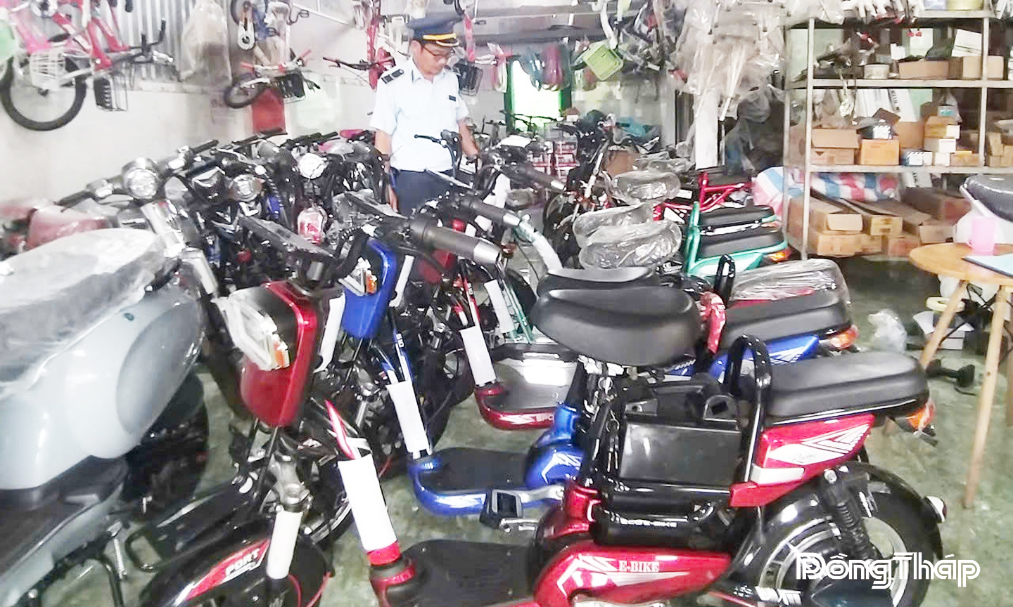 Lực lượng chức năng kiểm tra cơ sở kinh doanh xe đạp điện.