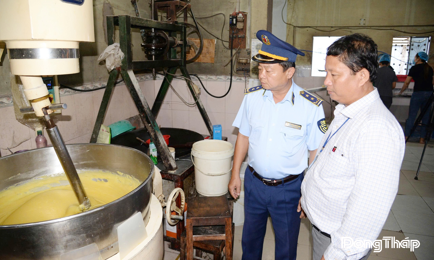 Lực lượng Quản lý thị trường kiểm tra tại cơ sở sản xuất bánh kẹo. Ảnh: Minh Thành