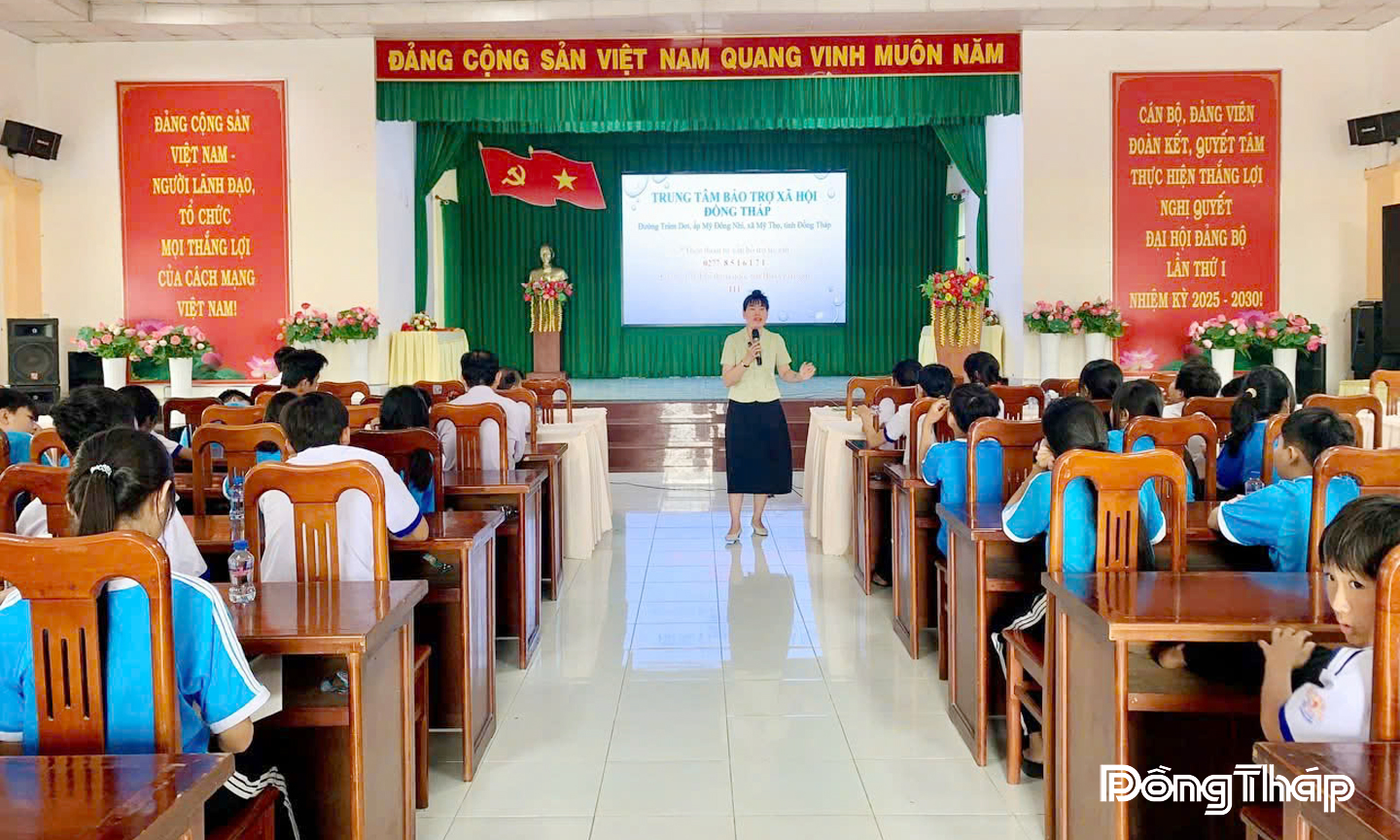 Trung tâm Bảo trợ xã hội Đồng Tháp lồng ghép tuyên truyền Tổng đài điện thoại quốc gia về phòng, chống mua bán người 111 cho học sinh trên địa bàn xã Đốc Binh Kiều.