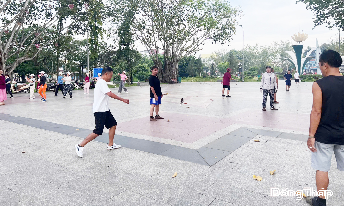 Đá cầu - môn thể thao dễ chơi, phù hợp với mọi lứa tuổi.