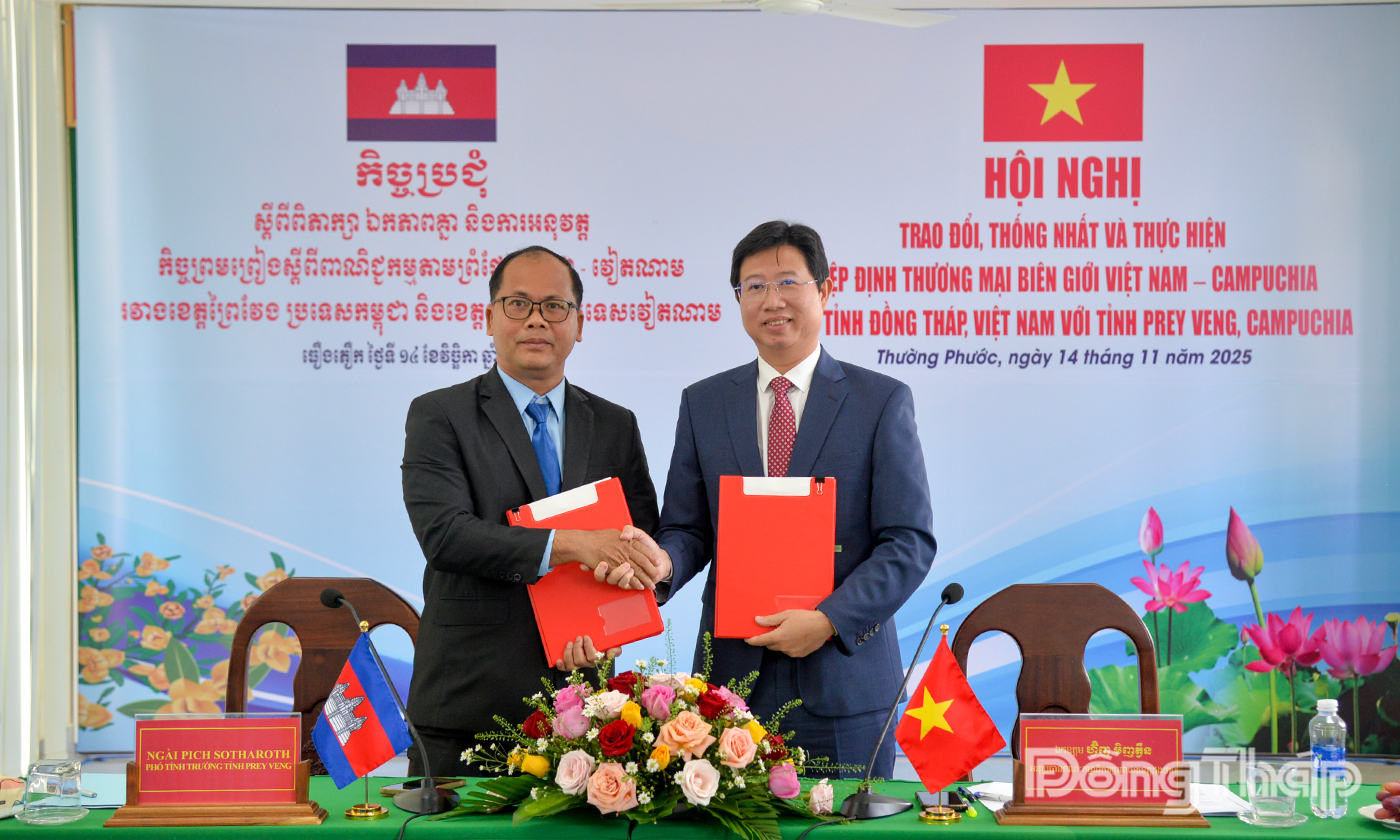 Đồng chí Huỳnh Minh Tuấn và ngài Pich Sotharoth ký kết biên bản thỏa thuận, thống nhất Hiệp định Thương mại Biên giới Việt Nam - Campuachia giữa tỉnh Đồng Tháp và tỉnh Prey Veng thông qua đường ngoại giao và qua thỏa thuận. 