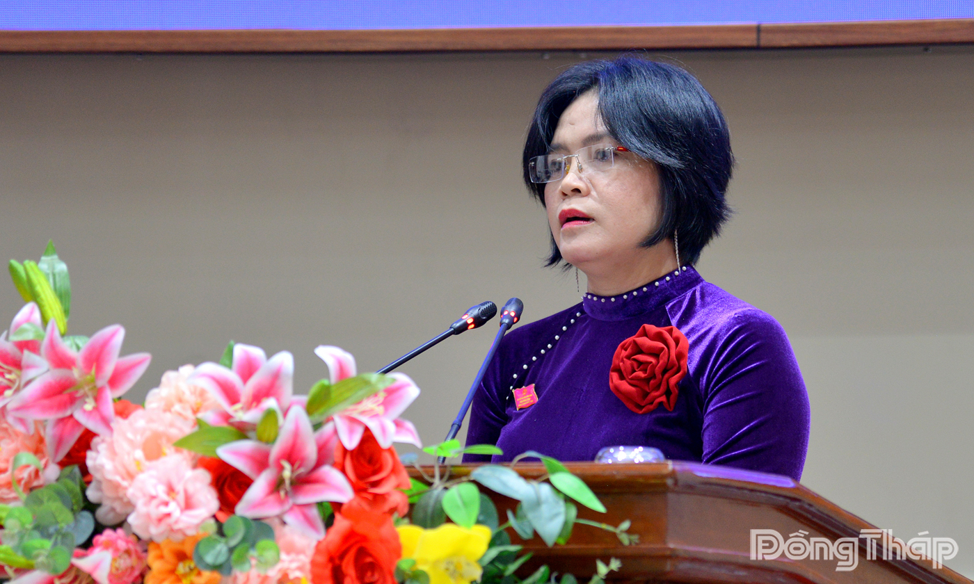 Nguyễn Thị Kim Nhung, Trưởng ban Ban Pháp chế Hội đồng nhân dân tỉnh trình bày tóm tắt báo cáo thẩm tra các dự thảo nghị quyết 