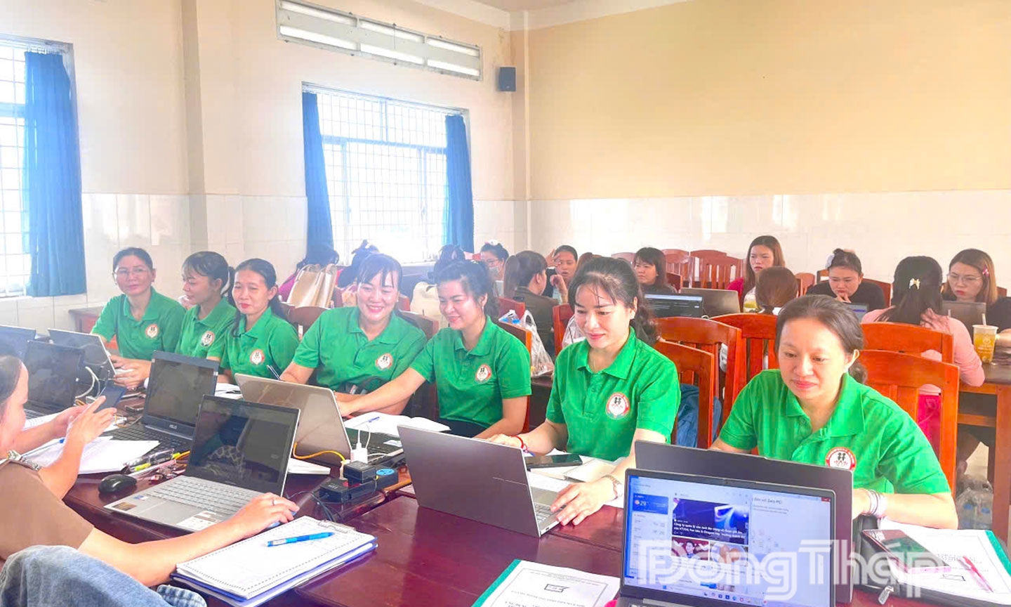 Cô Nhi Trường Mầm non 3/2 tham gia học lớp chứng nhận AI trong quản lý giáo dục tại trường Mầm non do trường Đại học sư phạm TPHCM tổ chức