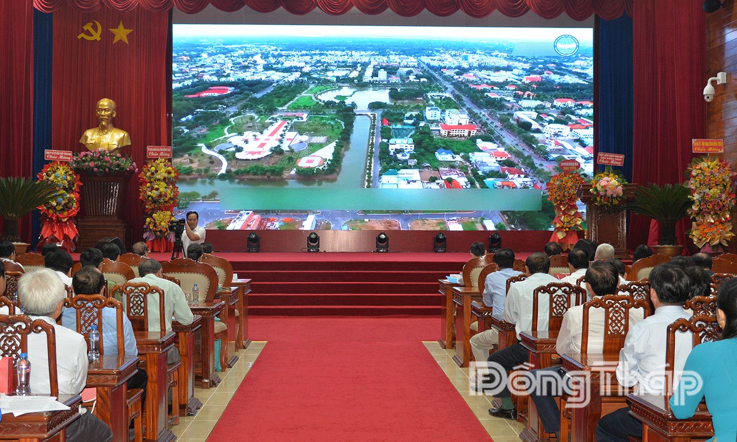 Đại biểu cùng xem video clip về Ngày truyền thống Liên hiệp các tổ chức hữu nghị Việt Nam 