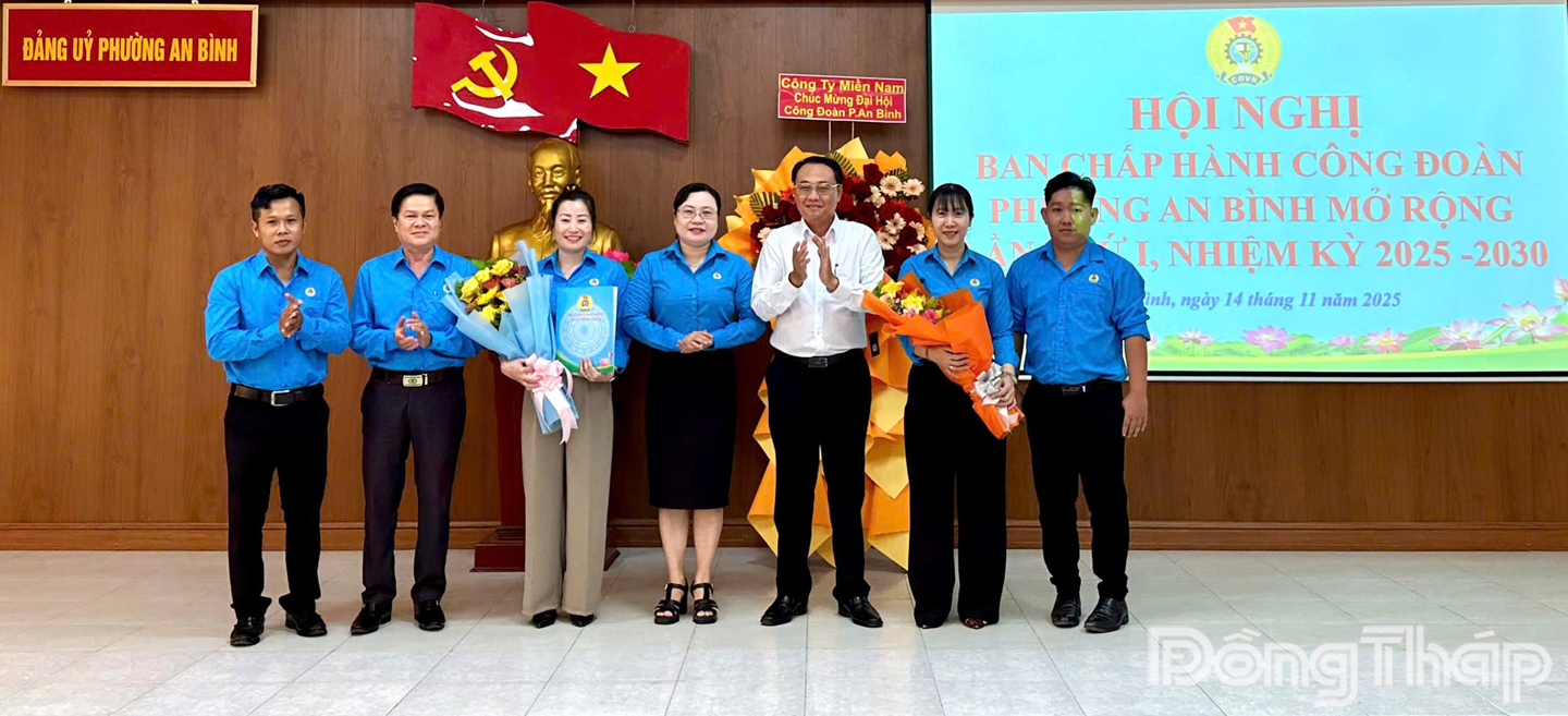 Lãnh đạo phường An Bình tặng hoa chúc mừng Ban Chấp hành Công đoàn phường lần thứ I, nhiệm kỳ 2025 - 2030.