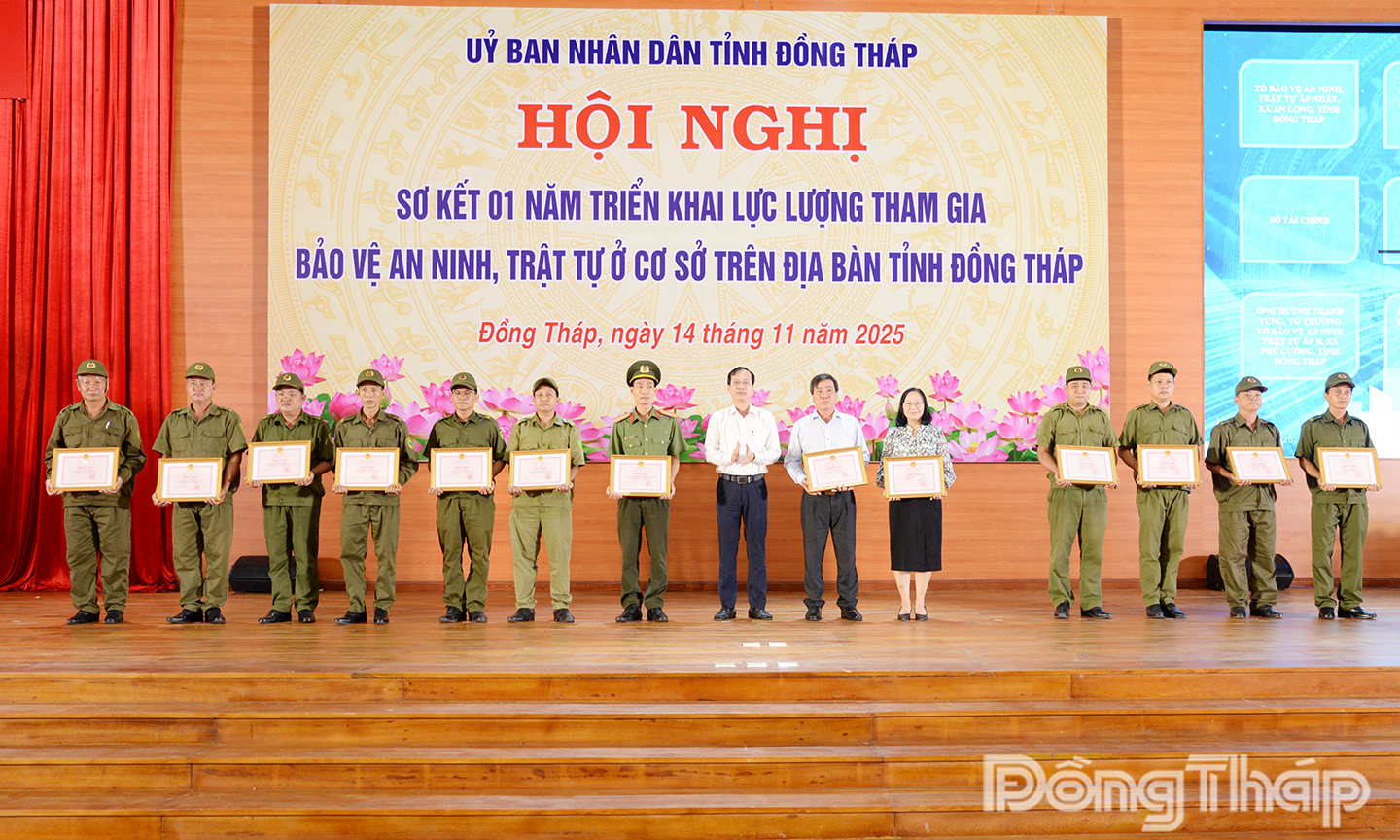 Chủ tịch Ủy ban nhân dân tỉnh Đồng Tháp Trần Trí Quang tặng Bằng khen cho các cá nhân và tập thể. Ảnh: TUẤN LÂM