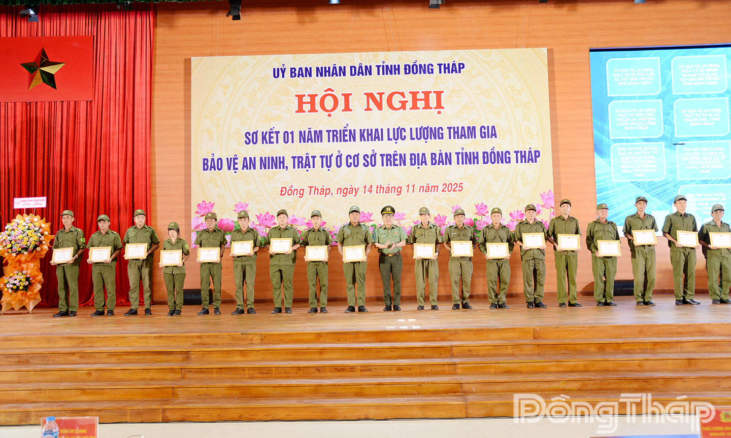 Thiếu tướng Lâm Phước Nguyên, Giám đốc Công an tỉnh Đồng Tháp tặng Giấy khen cho các cá nhân và tập thể. Ảnh: TUẤN LÂM