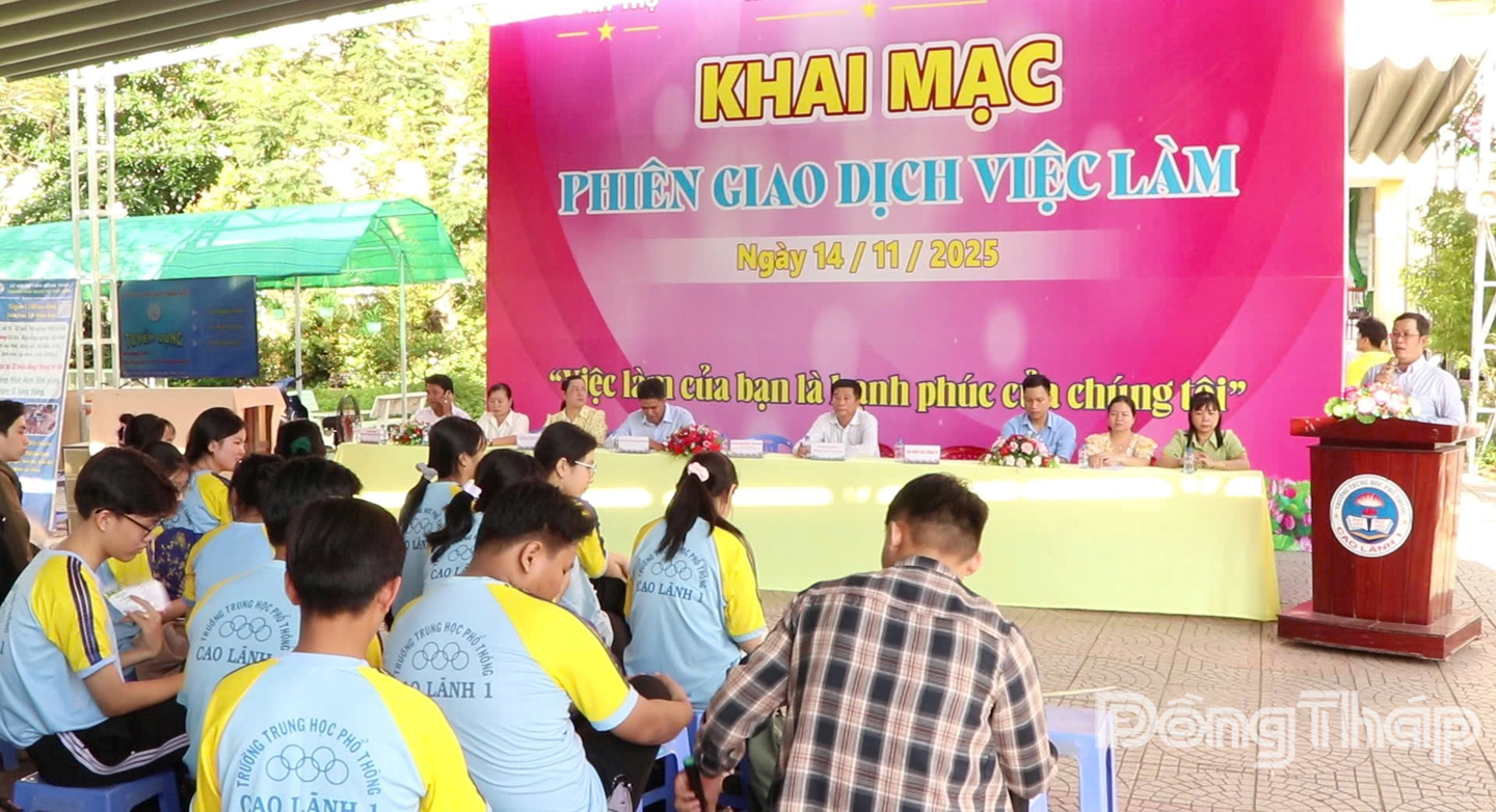 Ông Trần Văn Tràng, Phó Giám đốc Công ty TNHH Sen Đại Dương tư vấn cho các em học sinh trường Trung học phổ thông Cao Lãnh 1.