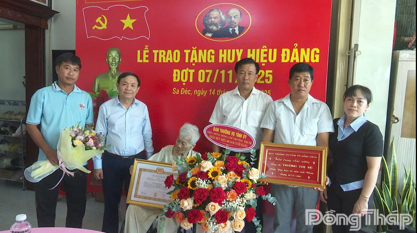 Đồng chí Phan Văn Thắng trao huy hiệu 60 năm tuổi Đảng cho đảng viên Trương Thị Đệ, sinh năm 1941, sinh hoạt tại Chi bộ khóm Phú Mỹ, Đảng bộ phường Sa Đéc