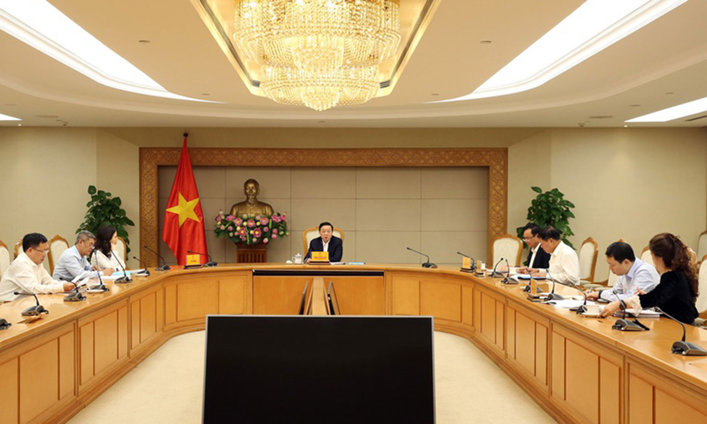 Phó Thủ tướng lưu ý thêm, cần bảo đảm nguyên tắc “không để ai ở lại phía sau” khi áp dụng chuẩn nghèo đa chiều mới - Ảnh: VGP/Minh Khôi