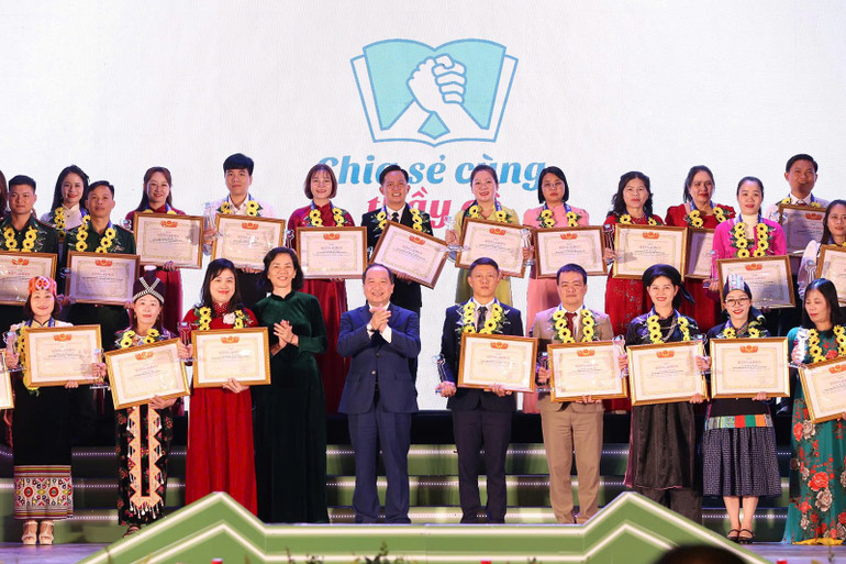  Đại diện lãnh đạo các cơ quan, đơn vị trao Bằng khen của Trung ương Hội Liên hiệp Thanh niên Việt Nam tặng các thầy, cô giáo. 