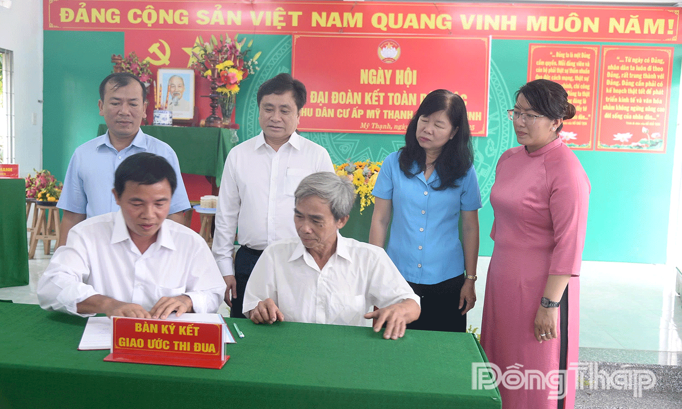 12 Tổ nhân dân tự quản và các đoàn thể trong ấp ký kết giao ước thi đua.