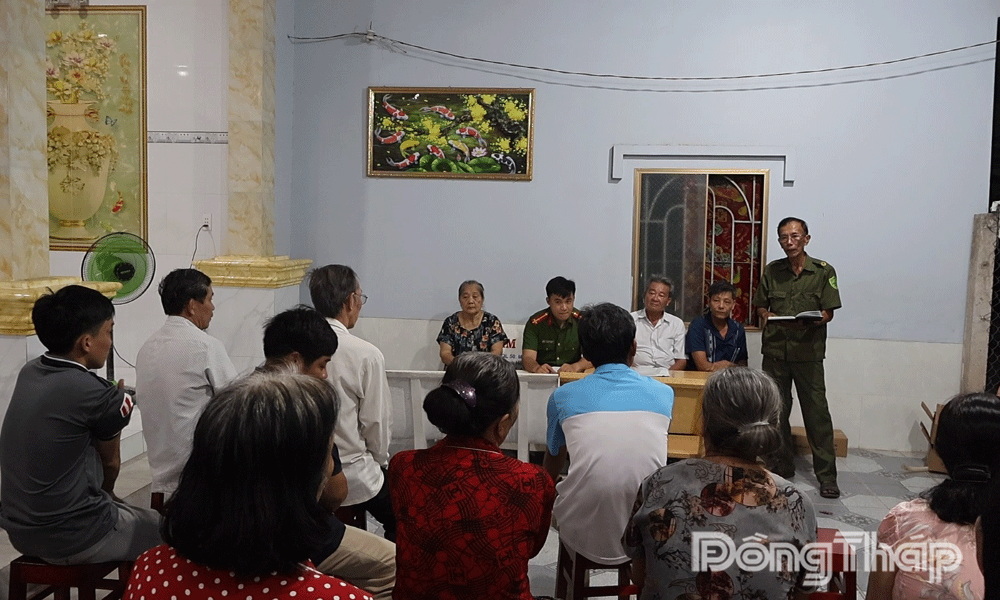 Ban công tác mặt trận ấp thường xuyên phối hợp tuyên truyền các chủ trương, chính sách đến người dân trong ấp.