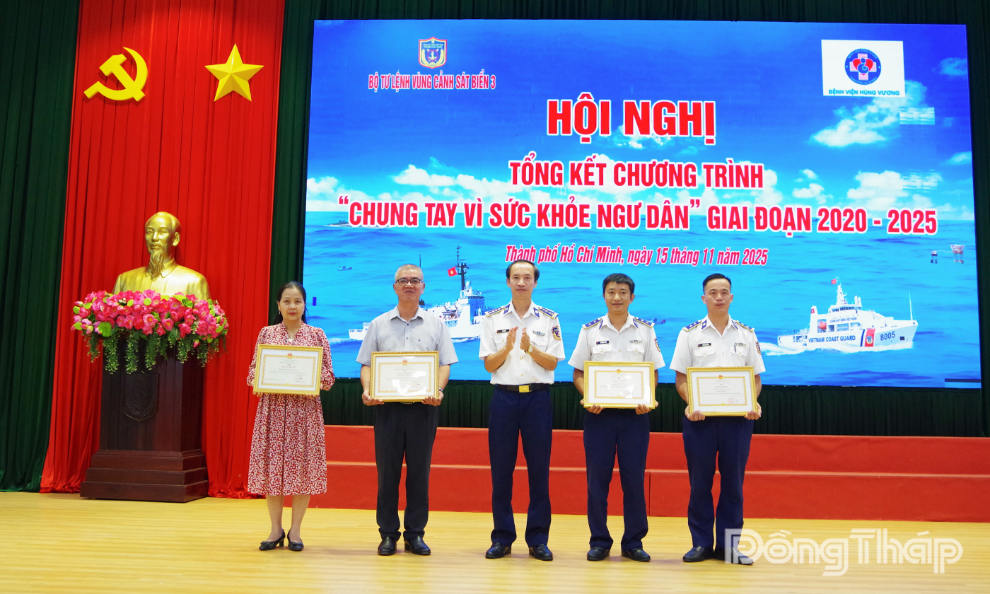 Đại tá Lê Văn Tú, Chính ủy Bộ Tư lệnh Vùng Cảnh sát biển 3 trao thưởng cho các tập thể đạt thành tích xuất sắc trong chương trình