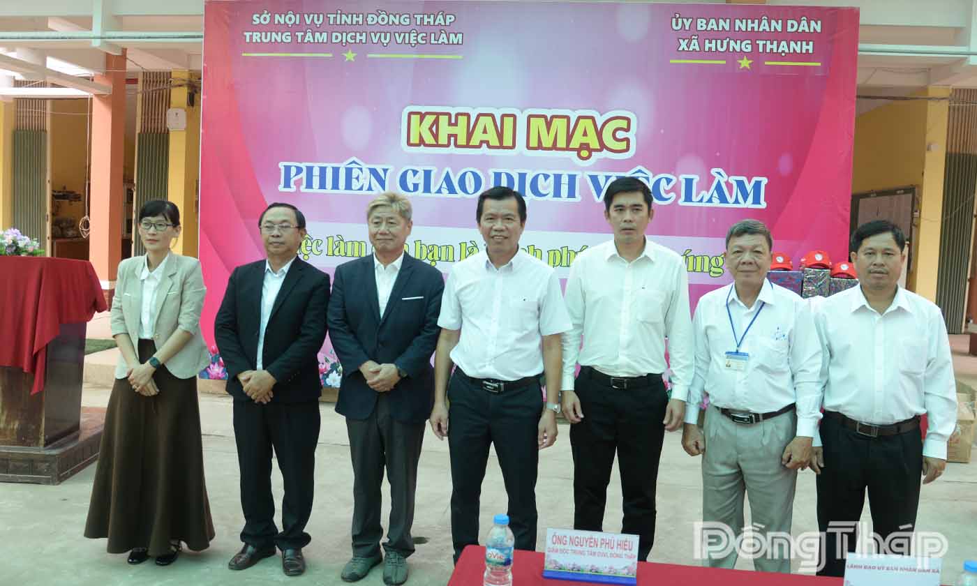 Lãnh đạo Trung tâm Giao dịch việc làm tỉnh Đồng Tháp chụp ảnh lưu niệm cùng đại diện các doanh nghiệp.