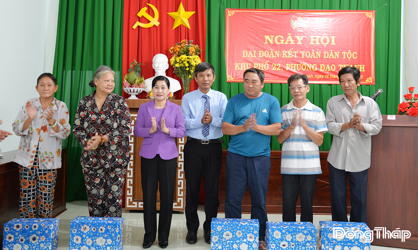 Đồng chí Châu Thị Mỹ Phương, Phó Bí thư Tỉnh ủy, Chủ tịch Hội đồng nhân dân tỉnh và đồng chí Trịnh Văn Lợi, Bí thư Đảng ủy, Chủ tịch HĐND phường tặng quà bà con trên địa bàn khu phố có hoàn cảnh khó khăn.