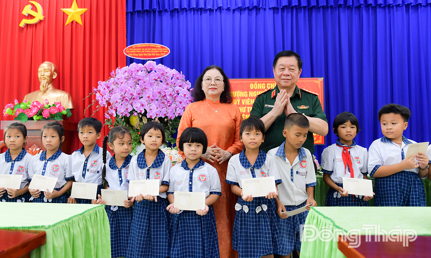 Đại tướng Nguyễn Trọng Nghĩa cùng phu nhân tặng quà các cháu học sinh tại trường Tiểu học Nguyễn Thị Tốt.